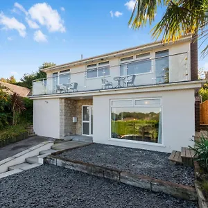 5-bedroom-detached-beach-house.tophotelsbath.com/