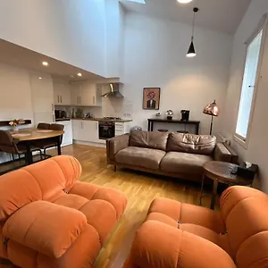 Apartment 2 Bed 2 Bath With Private Parking, Edinburgh